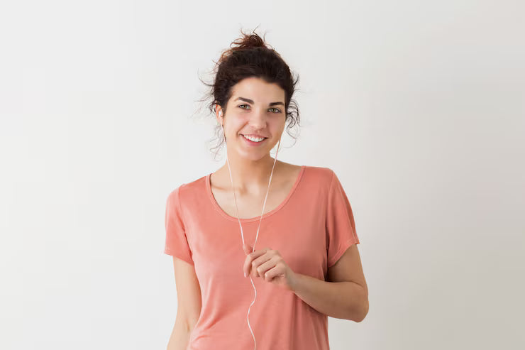 files/retrato-mujer-bonita-hipster-feliz-sonriente-aspecto-natural-joven-camisa-rosa-posando-aislado-sobre-fondo-blanco-estudio-escuchando-musica-auriculares_285396-2872.avif