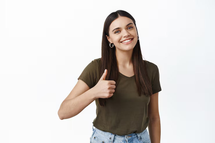 files/sonriente-mujer-atractiva-mostrando-pulgar-arriba-senal-aprobacion-dar-respuesta-positiva-aprobar-o-elogiar-algo-pie-contra-pared-blanca_176420-39108.avif